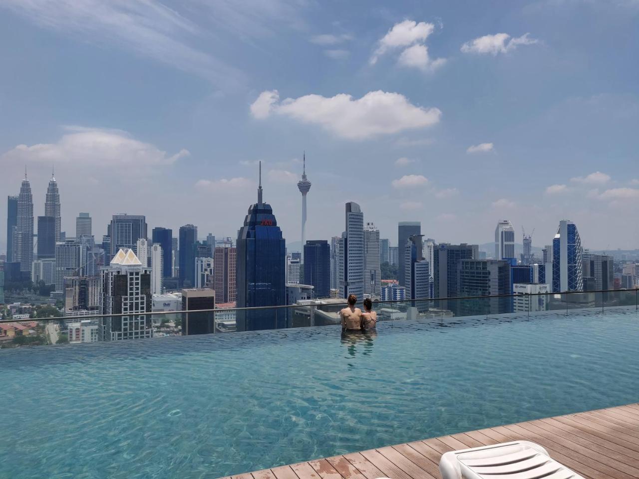 Skybed Over The Sky Hostel @Regalia Suites & Residences Kl Kuala Lumpur Ngoại thất bức ảnh